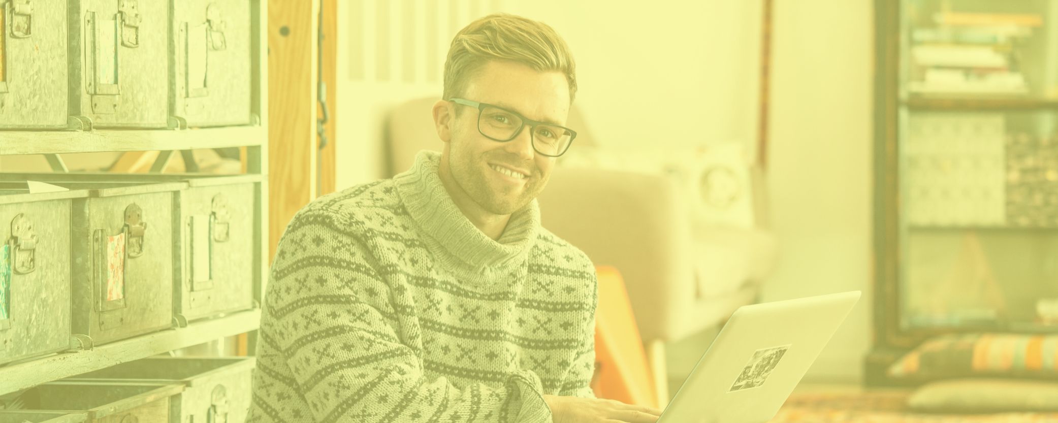 Ung kvinde studerer online